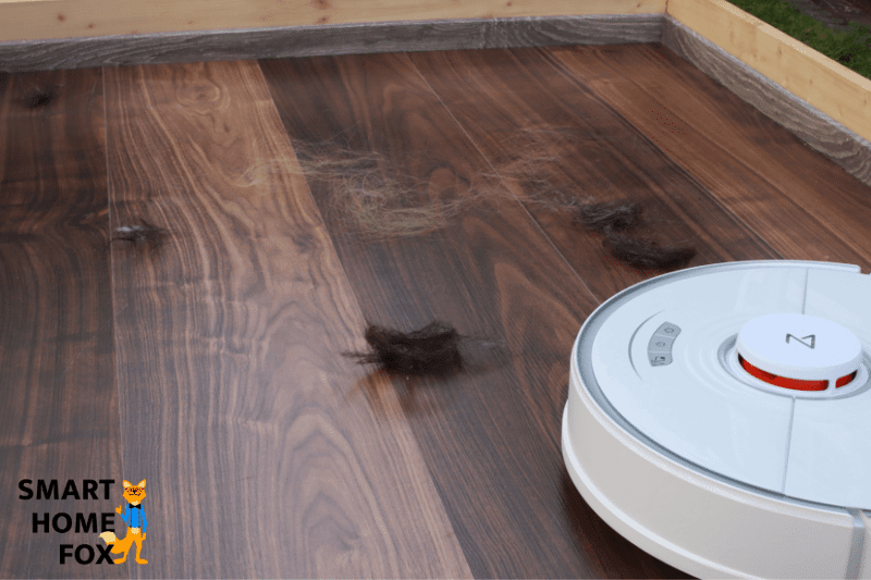 Roborock S7 beim Haar-Reinigungstest